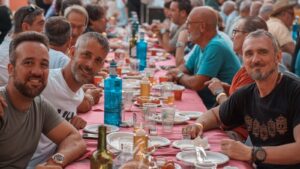 Esmorzar solidari de Superant Fronteres amb 180 persones