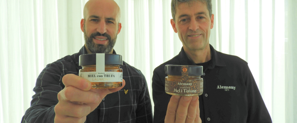 Joan Casals (Laumont) i Ferran Alemany (Mel Alemany) amb el nou producte 2